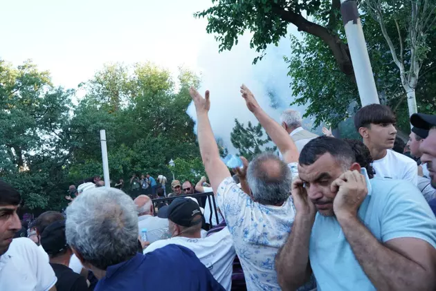 Протестующие против Пашиняна штурмуют парламент Армении