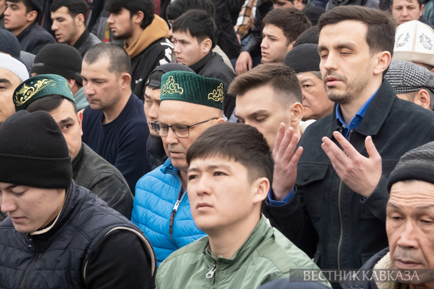 Праздничная молитва у Мемориальной мечети на Поклонной горе