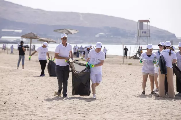 Самый массовый пляж Баку очистили от мусора