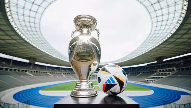 трофей и мяч чемпионата Европы по футболу 2024
