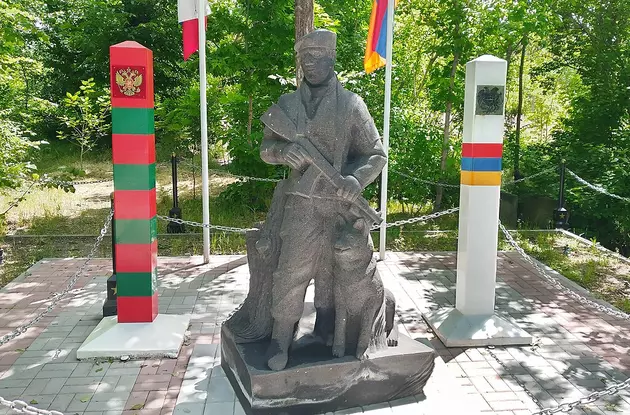 В Ереване надругались над памятником российским пограничникам