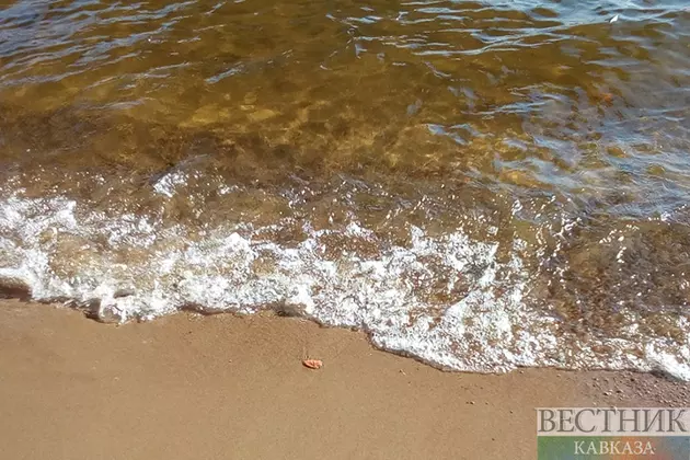 В Каспийское море унесло двух человек на сапах