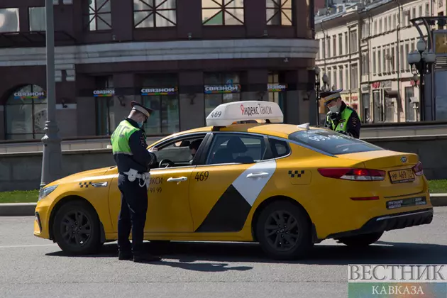 Мигрантам могут запретить работу в такси в России 