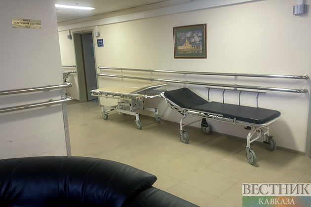 Коридор с носилками в больнице