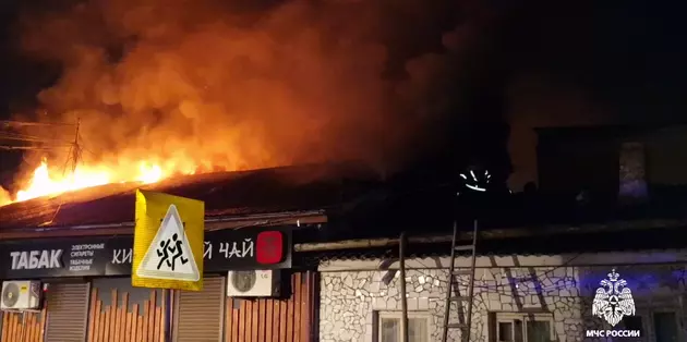 Сильный пожар пылает в Махачкале