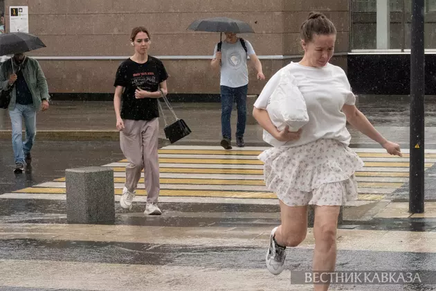 Люди после сильного дождя в Москве