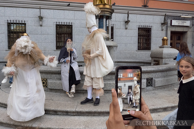 Участники уличного театрального шествия на Арбате в преддверии церемонии награждения лауреатов театральной премии 