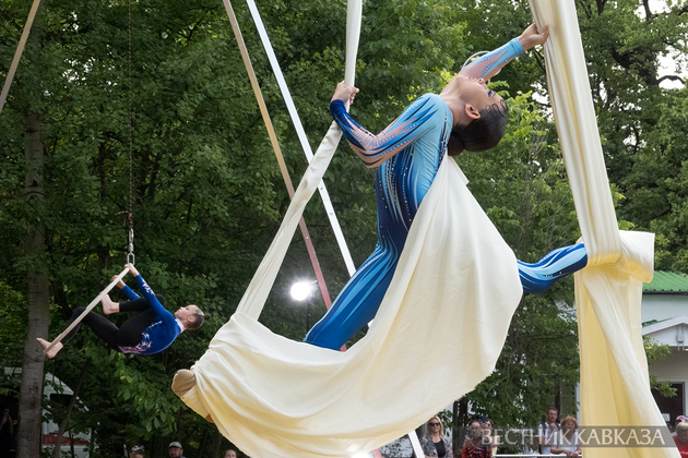 Участницы фестиваля воздушной гимнастики 