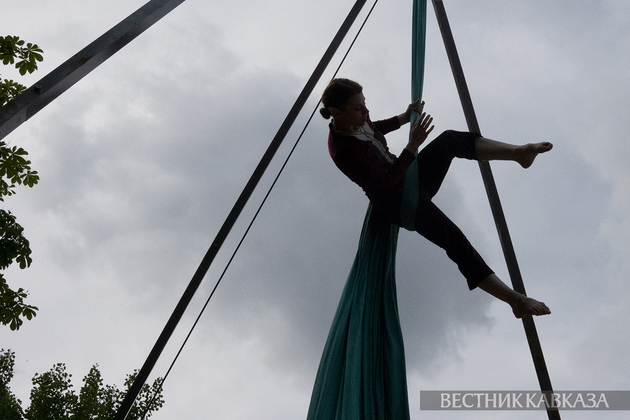 Участница фестиваля воздушной гимнастики 