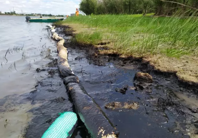 Разлив нефти в реке под Астраханью