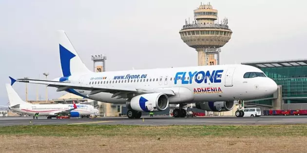 самолет авиакомпании FlyOne Aрмения