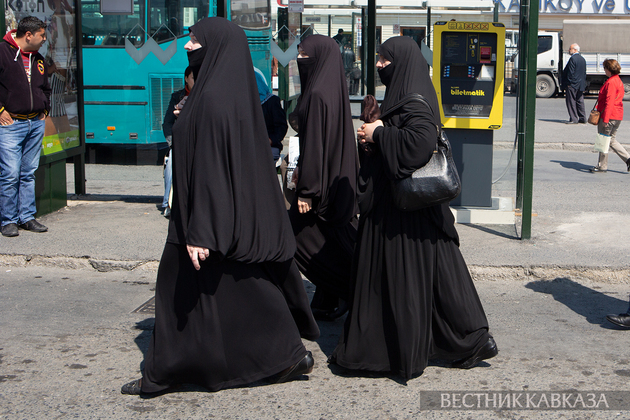 Мусульманки в абайе на улице Стамбула