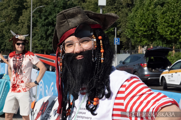 В Москве прошел костюмированный сап-заплыв от Третьяковки до "Музеона"