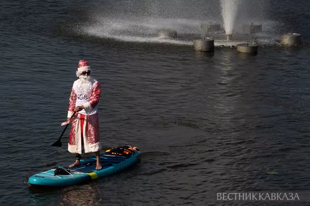 В Москве прошел костюмированный сап-заплыв от Третьяковки до "Музеона"
