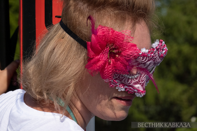 В Москве прошел костюмированный сап-заплыв от Третьяковки до "Музеона"