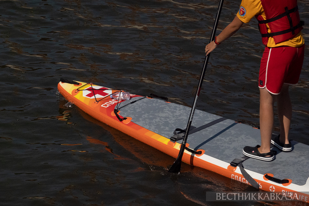 В Москве прошел костюмированный сап-заплыв от Третьяковки до "Музеона"