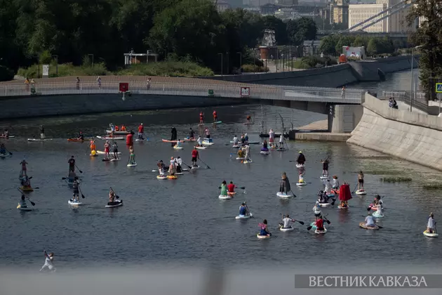 В Москве прошел костюмированный сап-заплыв от Третьяковки до "Музеона"
