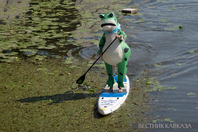 В Москве прошел костюмированный сап-заплыв от Третьяковки до "Музеона"
