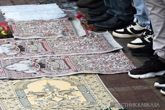 Праздничная молитва у Мемориальной мечети на Поклонной горе