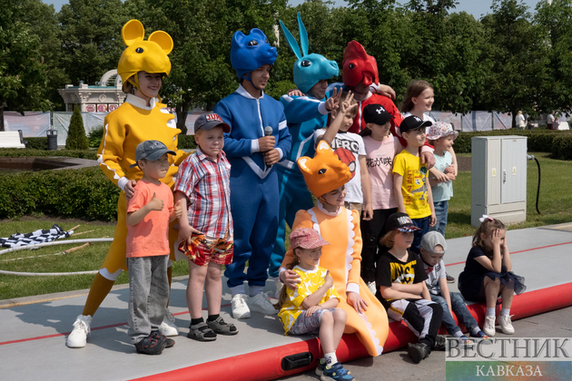 Дети фотографируются с аниматорами