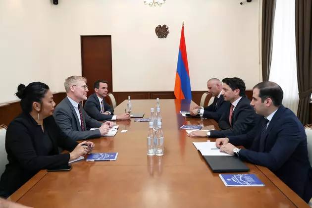 встреча заместителя  исполнительного директора АБР и главы Минфина Армении