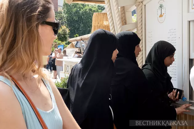 Женщины в национальной арабской одежде