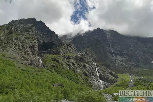 МЧС проводит эвакуацию туристки с горы в Северной Осетии