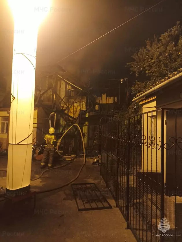 Двухэтажный дом сгорел в Евпатории