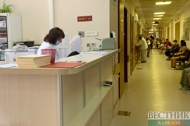 С ботулизмом в больницах остаются восемь россиян