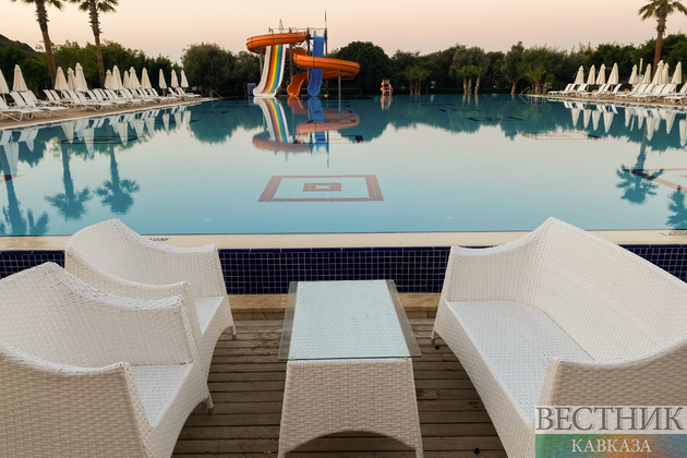 Лежаки у бассейна