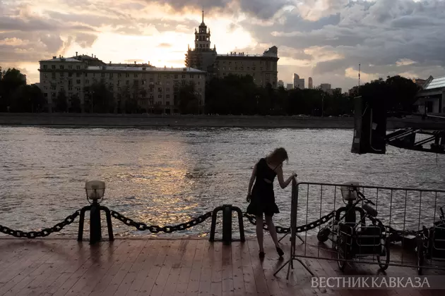Девушка на Пушкинской набережной в Москве
