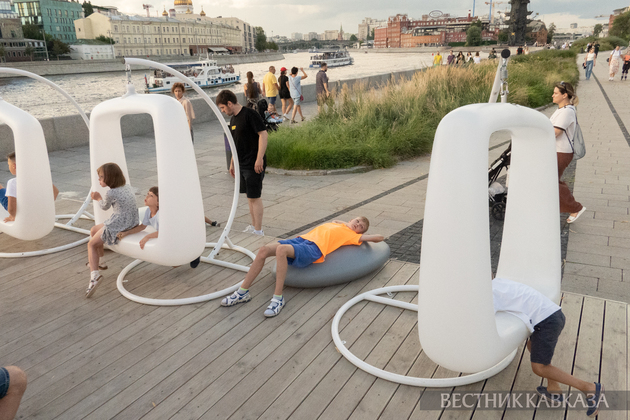 Отдыхающие в парке Музеон