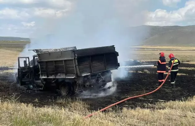 Машина полностью сгорела в Армении