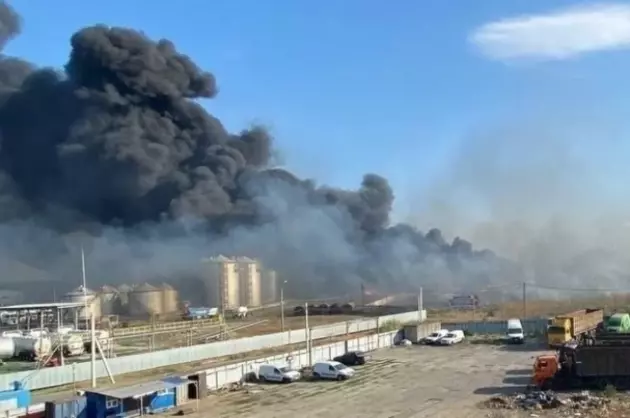 В донском Азове пылает склад