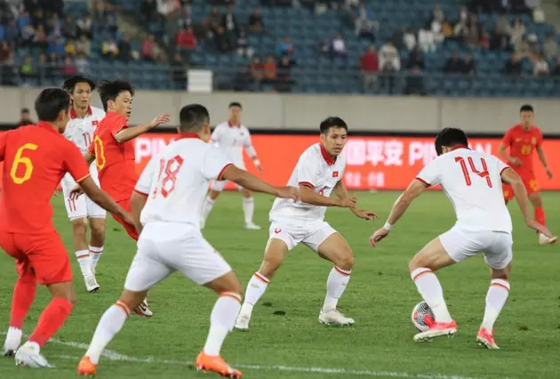 футбольный матч сборных Китая и Вьетнама
