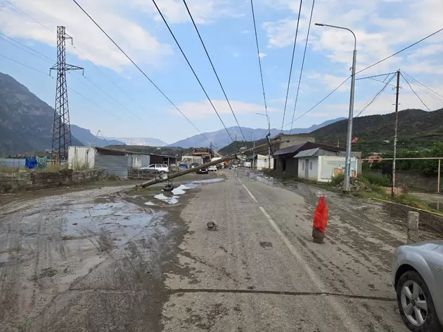 Столб с проводами упал на дорогу в Дагестане