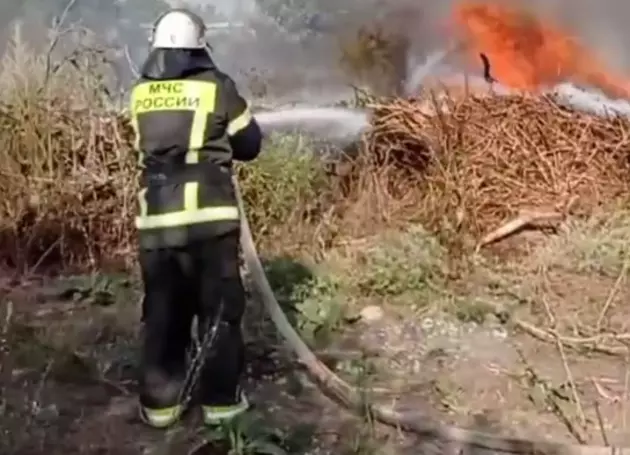 пожар на стихийной свалке в Беслане