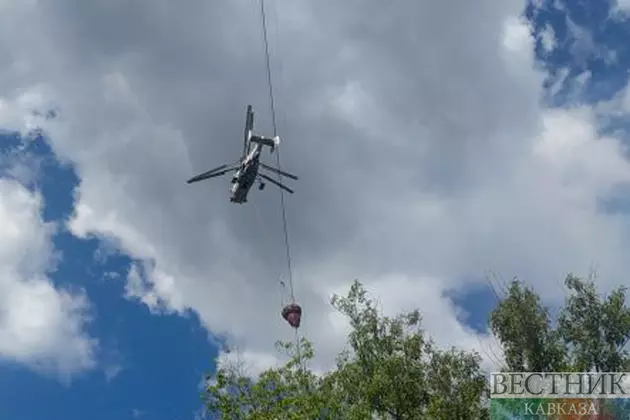 Турецкие спасатели тушат пожары в Греции