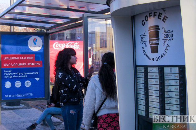 Девушки на автобусной остановке