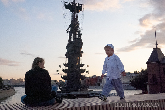 Отдыхающие люди в Москве