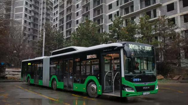 На улицы Тбилиси выходят новые гигантские автобусы