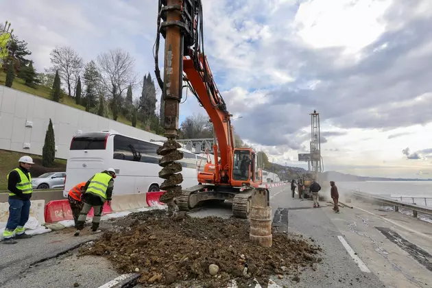 Оползень остановил движение на дороге в Сочи