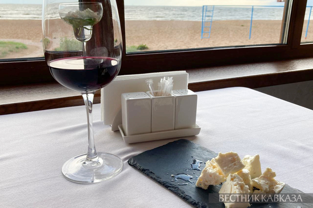 Бокал вина на столе