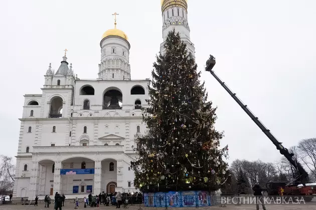 Украшение новогодней елки на Соборной площади Кремля