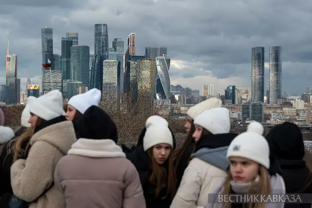 Школьники во время каникул на смотровой площадке на Воробьевых горах