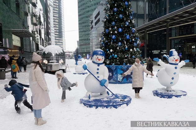 Люди после снегопада в Москва-Сити