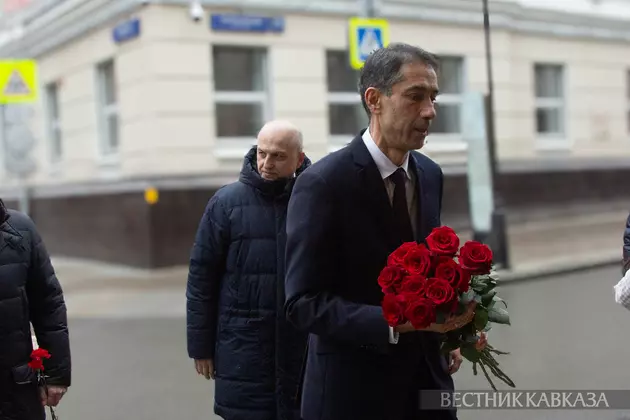 Посол Азербайджана в Москве возложил цветы к мемориалу жертвам авиакатастрофы