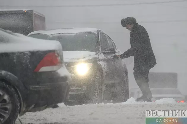 Снег взял в плен машину с людьми в Дагестане