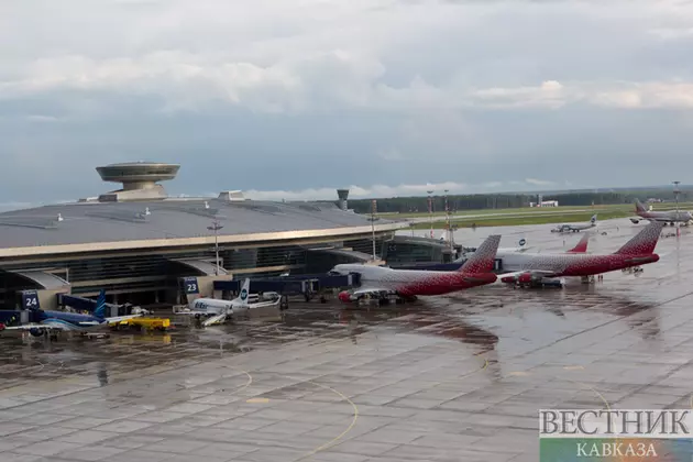 Летевший в ОАЭ самолет вернулся в Москву