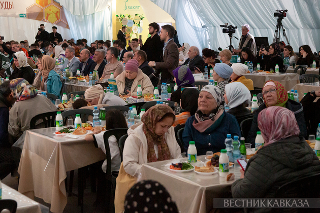 Ифтар в шатре рамадана